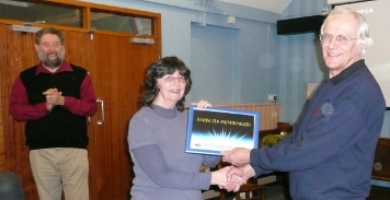 Jan presents Tony with website certificate